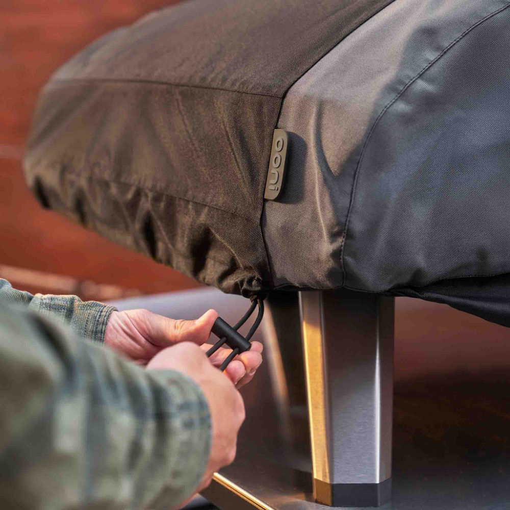 Superior rain protection with the use of the drawstring!