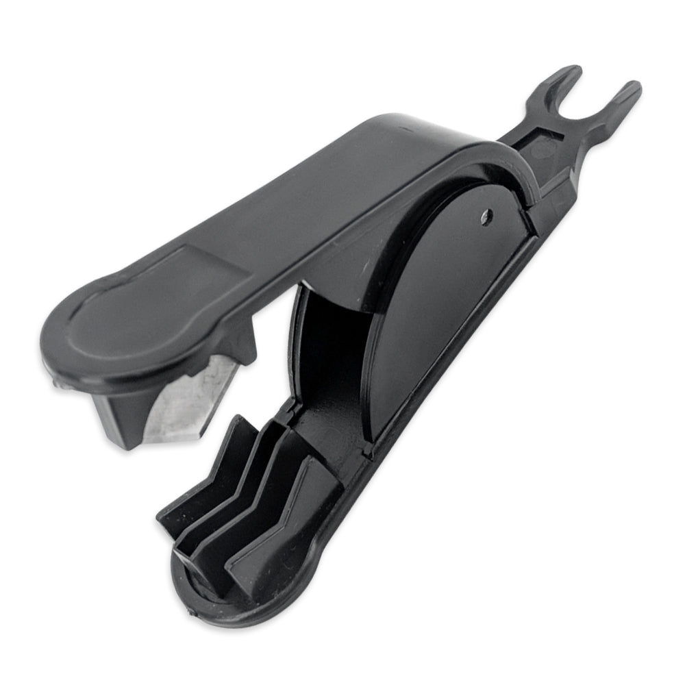 This 2 in 1 tube cutter has two functions. The reverse of the tube cutter has an 8mm jaw that can be used to pull the collet back on the various duotight fittings that we sell.