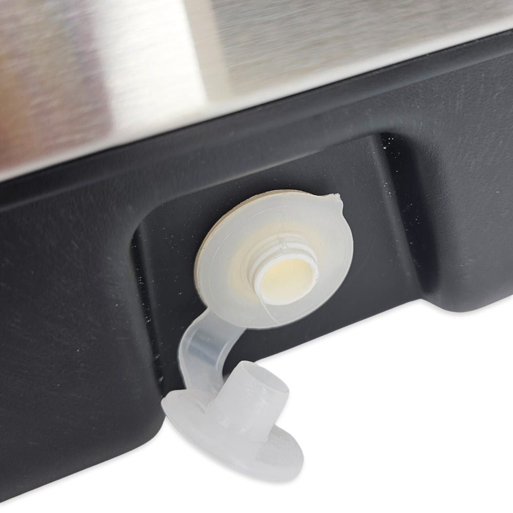 External drain port plug (silicone). Please note that the thread type is unknown.