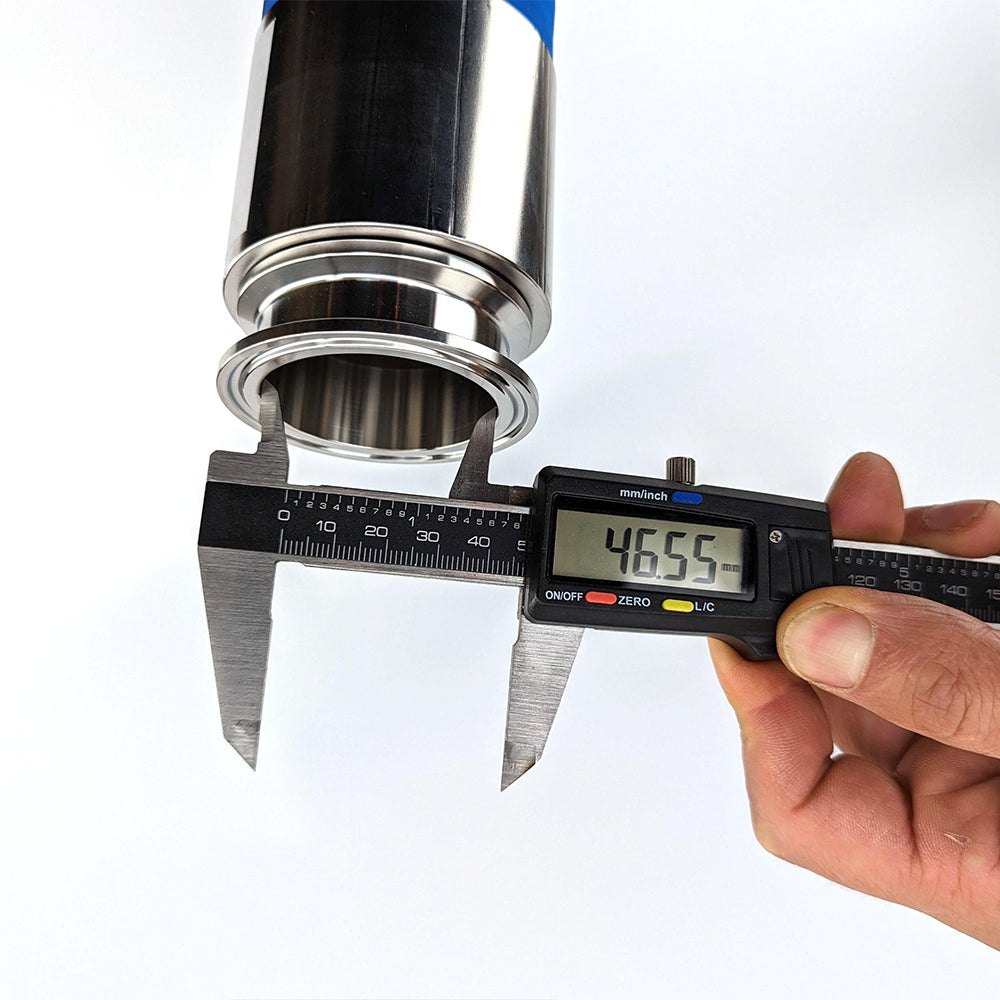 This 5m hose is equipped with a 2-inch Tri-Clover fitting on both ends. These are swaged to the hose to ensure a smooth bore that is capable of high pressures or vacuum.