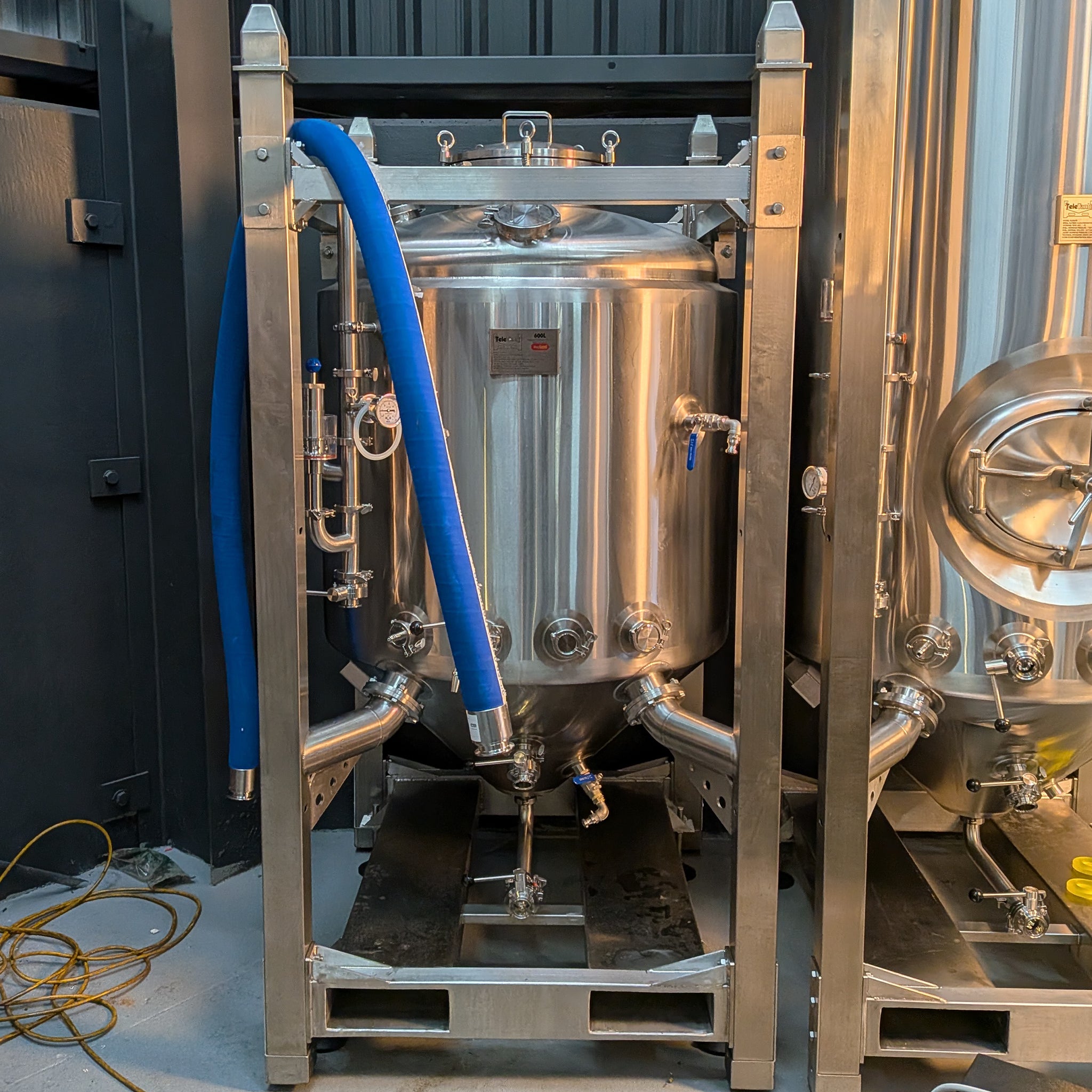 TeleTank 600L - Jacketed Pressurisable Fermenter/Uni-Tank (90 Degree)